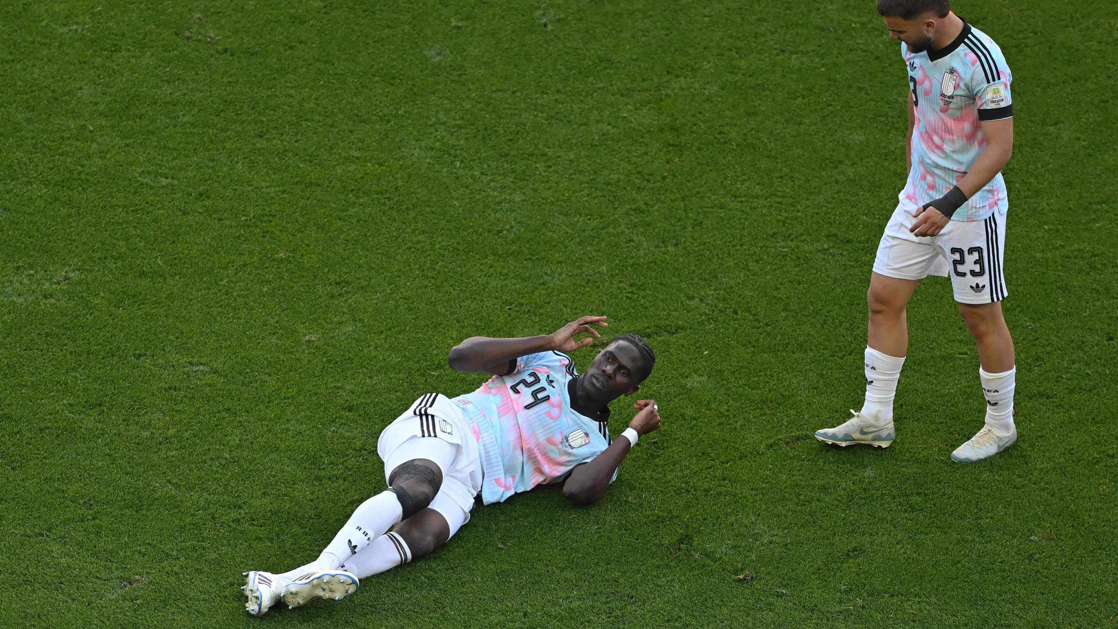 Domper op Belgisch feest: Amadou Onana wacht revalidatie van 9 maanden na gescheurde kruisband